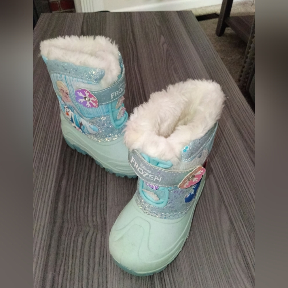Disney Frozen size 9 Light up Snow Boots